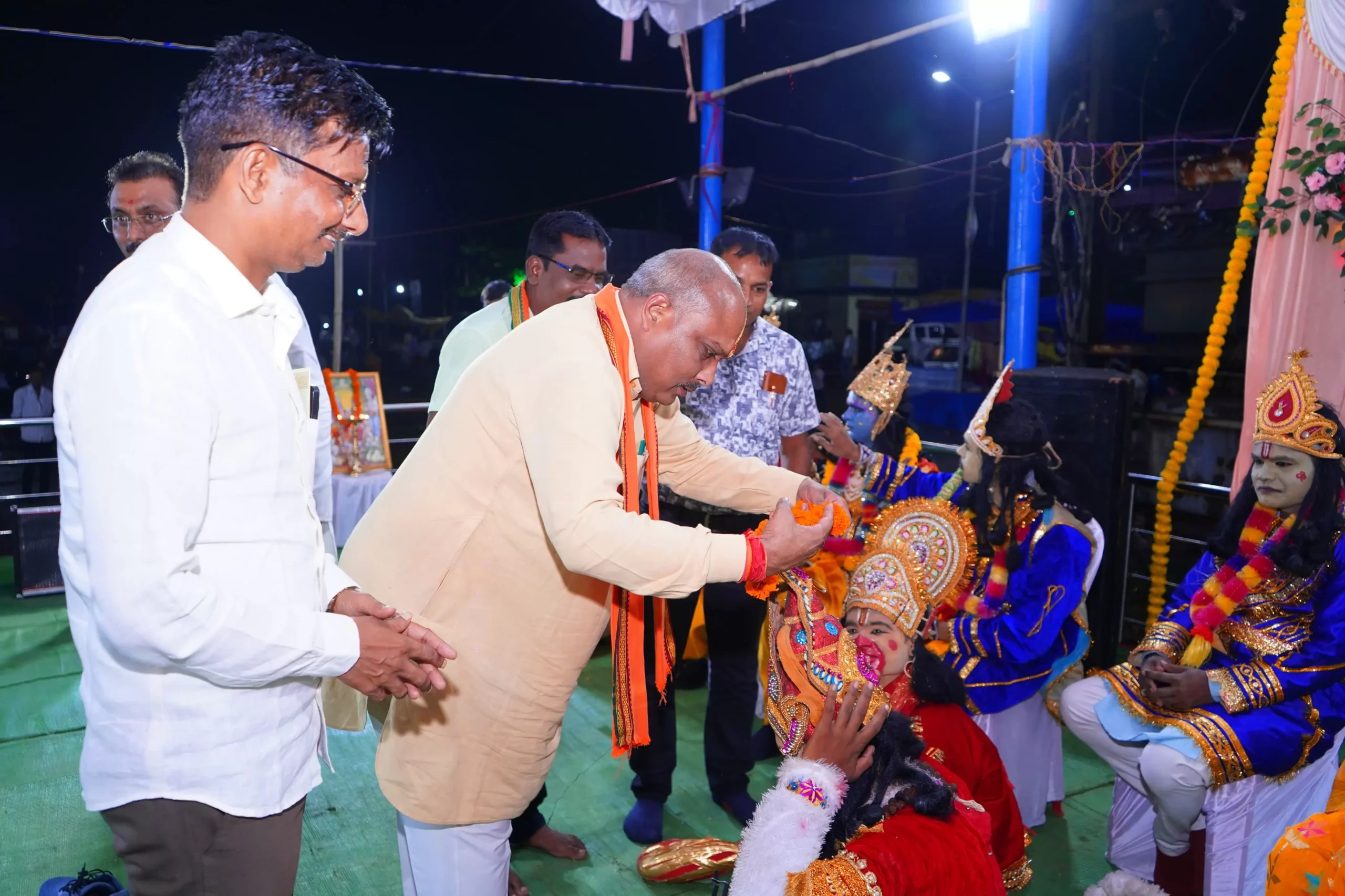 कुथरेल रूआबांधा बस्ती मरोदा कल्याणी शीलता मंदिर परिसर व वीआईपी नगर रिसाली में आयोजित दशहरा महोत्सव कार्यक्रम में शामिल हुए दुर्ग ग्रामीण विधायक ललित चंद्राकर