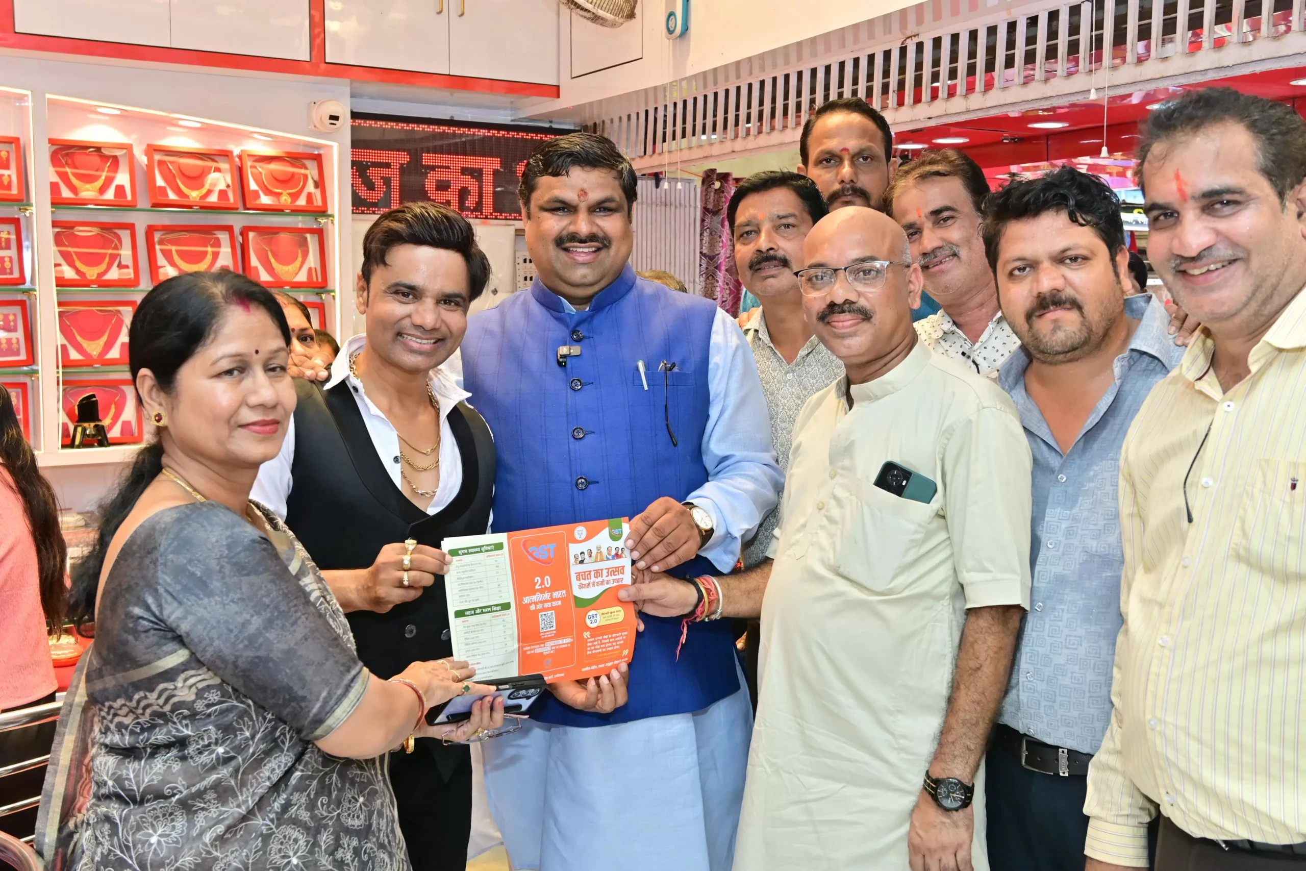 केबिनेट मंत्री गजेन्द्र यादव पहुंचे दुर्ग के इंदिरा मार्केट, जीएसटी रिफार्म को व्यापारियों से किये मुलाकात