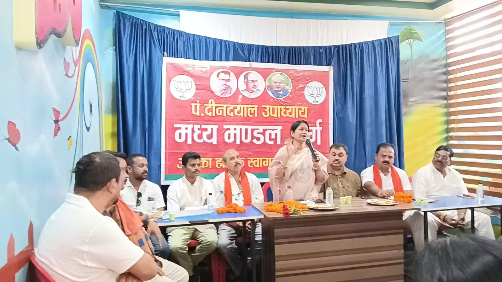 आत्मनिर्भर भारत पर भाजपा की हुई कार्यशाला जीएसटी स्लैब में कमी के फायदे बताने अग्रसेन चौक में महापौर सहित भाजपाइयो की टीम व्यापारी के बीच पहुंचे