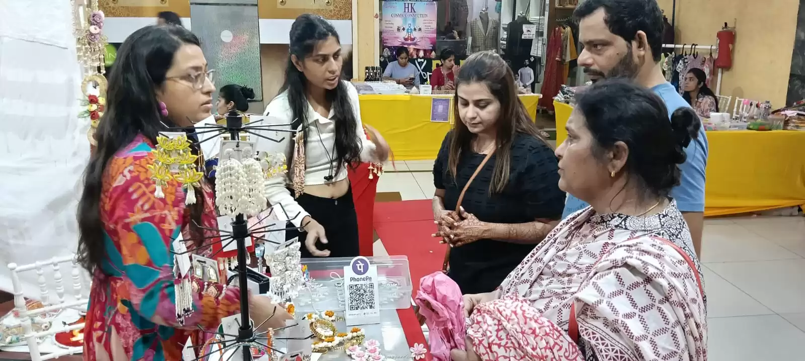 प्रदर्शनी में स्वदेशी उत्पादों ने लोगों को किया खासा आकर्षित, जनप्रतिनिधियों ने आत्मनिर्भर महिलाओं का बढ़ाया हौसला