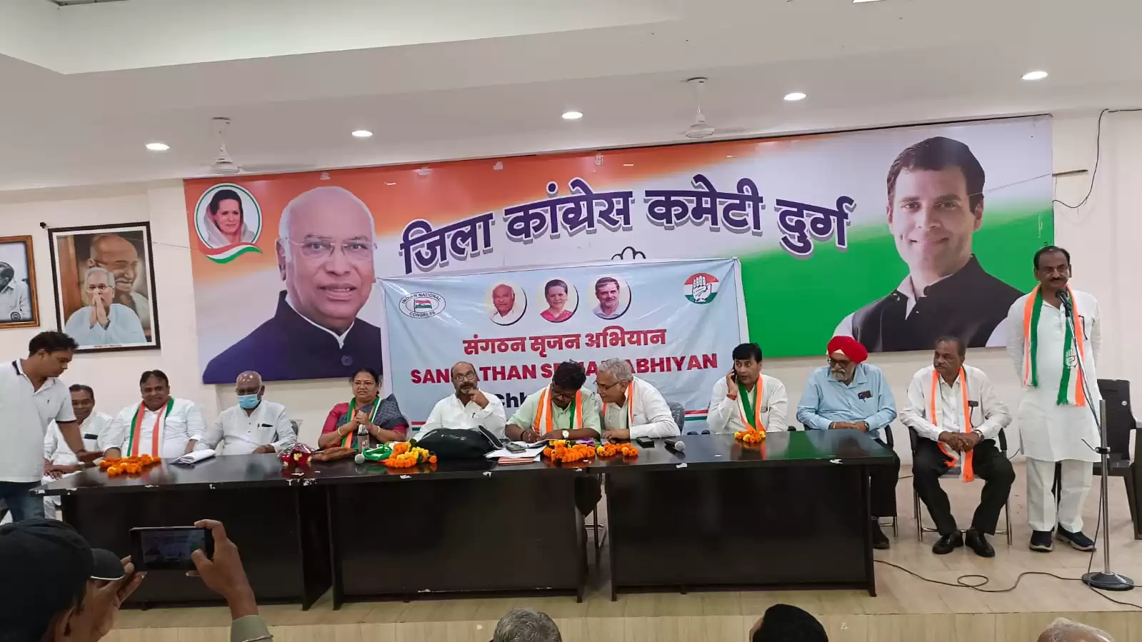 मध्य ब्लॉक कांग्रेस कमेटी दुर्ग की बैठक पर्यवेक्षक अजय कुमार लल्लू ने ली