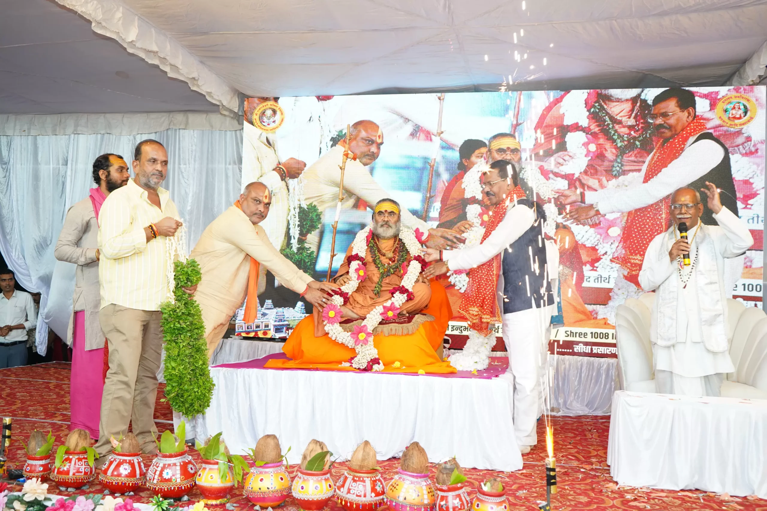 दुर्ग ग्रामीण विधान सभा क्षेत्र अंतर्गत ग्राम बोरई नेवई भाठा, नगपुरा हथखोज पारा उतई में आयोजित दशहरा महोत्सव कार्यक्रम में शामिल हुए दुर्ग ग्रामीण विधायक ललित चंद्राकर