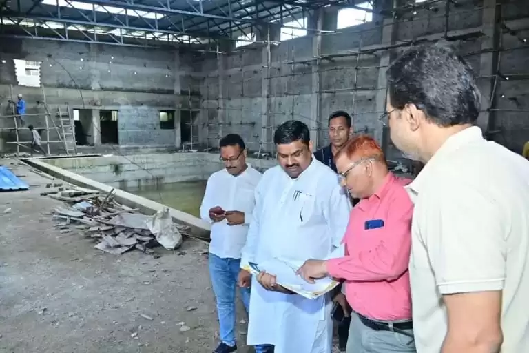 गजेंद्र यादव ने बन रहे स्विमिंग पूल का किया निरीक्षण