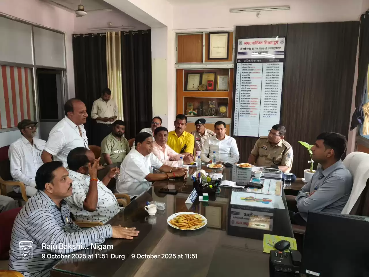 त्योहारी सीजन में भीड़-जाम से निपटने निगम और पुलिस की संयुक्त रणनीति, इंदिरा मार्केट और सर्राफा बाजार में ट्रैफिक व्यवस्था सुदृढ़ करने निगम-पुलिस की बैठक