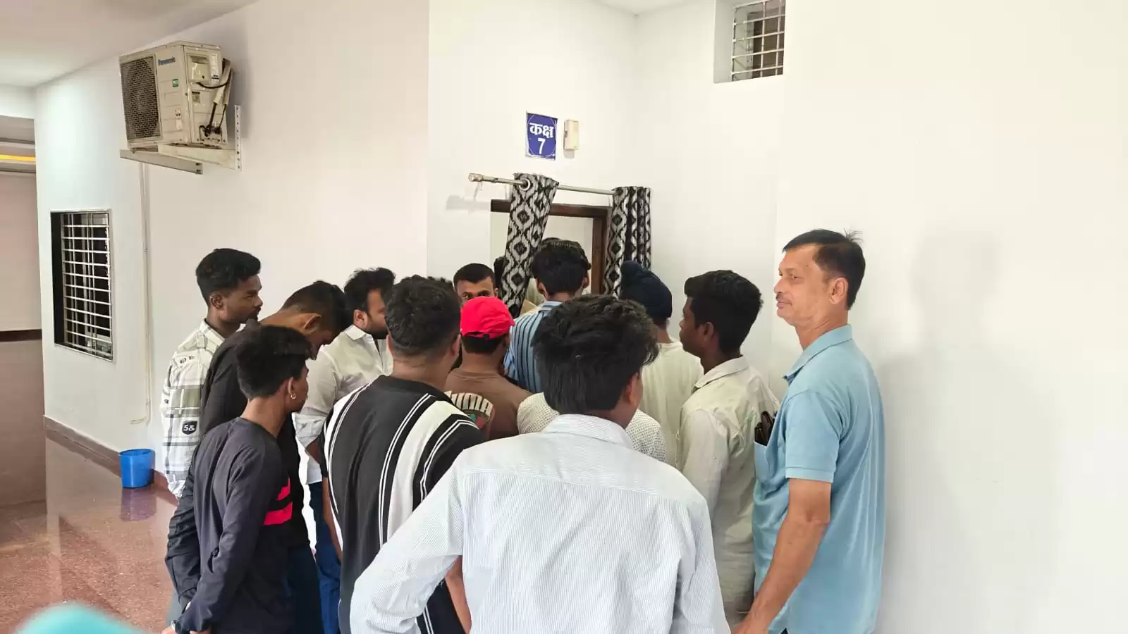 दुर्ग संगठन चुनाव पर्यवेक्षक लल्लू ने दावेदारों से की वन टू वन चर्चा, दावेदारों और कांग्रेस कार्यकर्ताओं की सर्किट हॉउस में लगी रही भीड़