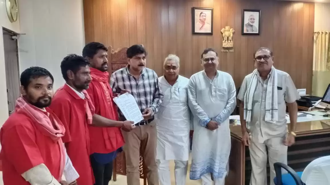 अरुण वोरा की पहल से स्टेशनों पर कुलियों का प्रदर्शन समाप्त, रायपुर में DRM ने दिया आश्वासन — “बैटरी कार का उपयोग यात्रियों का लगेज ढोने के लिए नहीं होगा”