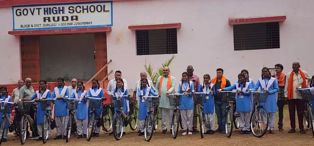 दुर्ग ग्रामीण विधायक ललित चंद्राकर ने सरस्वती सायकिल योजना के तहत छात्राओं को सायकिल वितरण किया