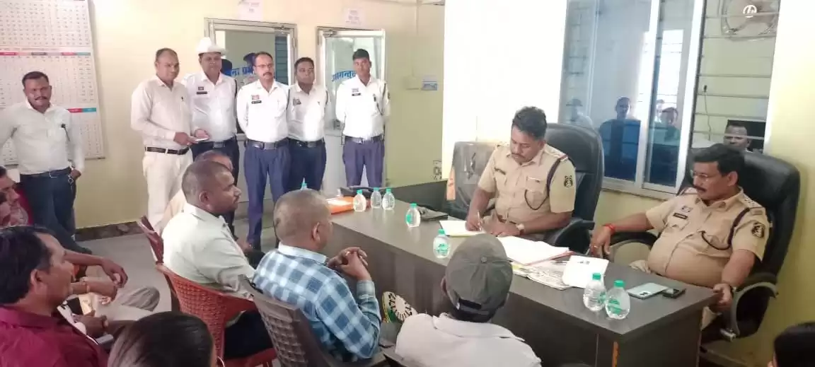 सड़क पर घूमते और बैठे मवेशियों के कारण होने वाली सड़क दुर्घटनाओं को रोकने के लिए सरपंचों को दी गई समझाइश