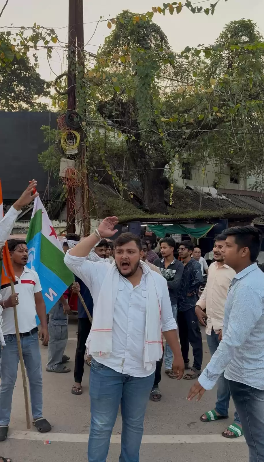 कवर्धा में भाजयुमो अध्यक्ष राहुल टिकरिया समर्थकों ने प्रदर्शन कर रहे लोगों को पीटा, एनएसयूआई ने गृहमंत्री विजय शर्मा का फूंका पुतला