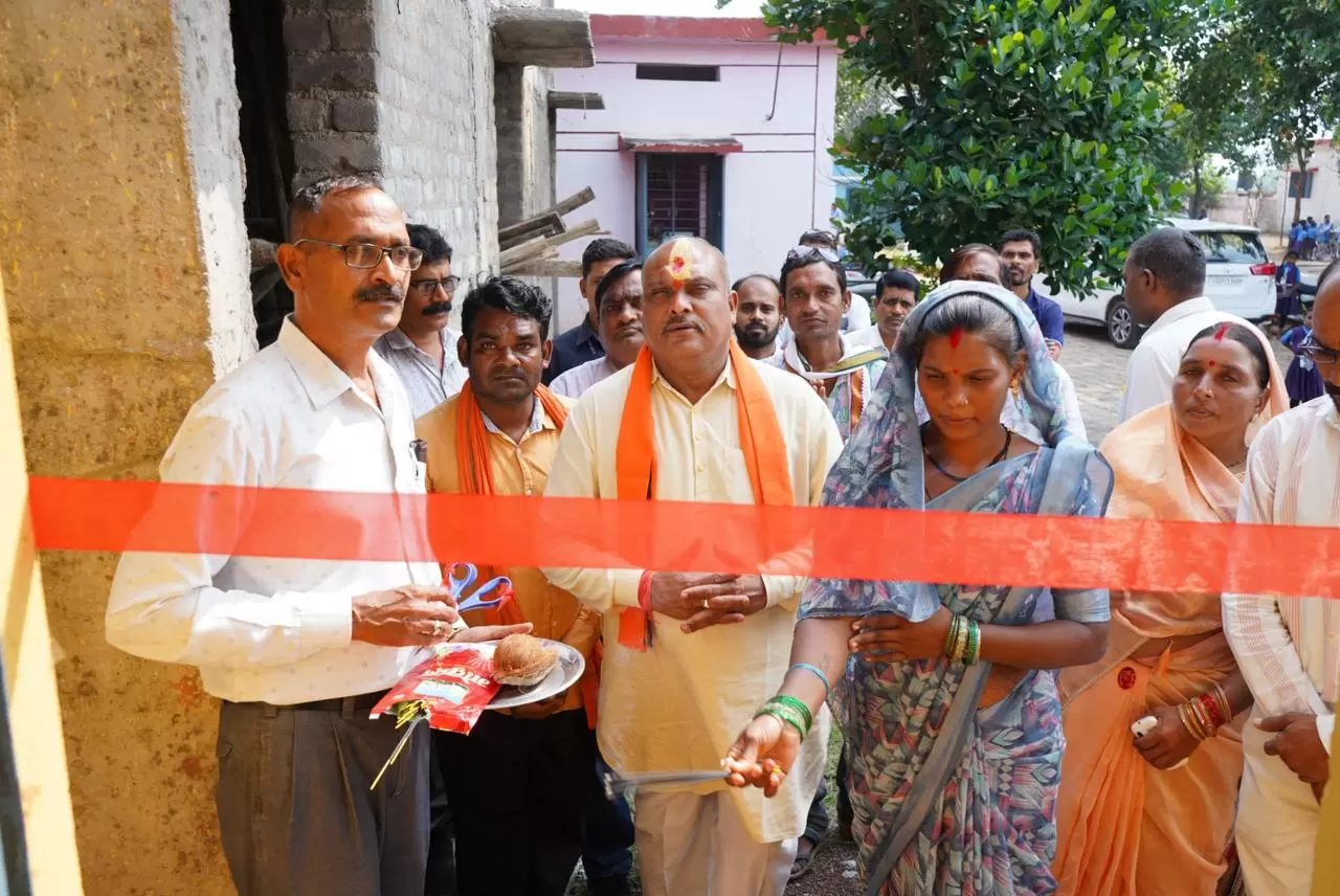 दुर्ग ग्रामीण विधायक ललित चंद्राकर ने सरस्वती सायकिल योजना के तहत मातवारी हायर सेकेंड्री स्कूल के छात्राओं को सायकिल वितरण किया