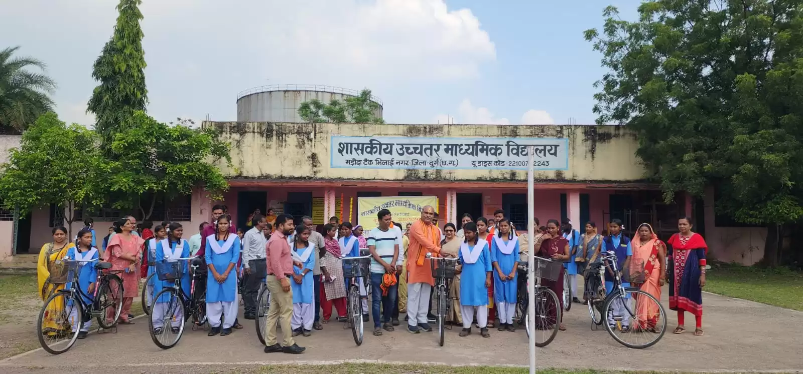 दुर्ग ग्रामीण विधायक ललित चंद्राकर ने मरोदा में 22 छात्राओं को दी साइकिल