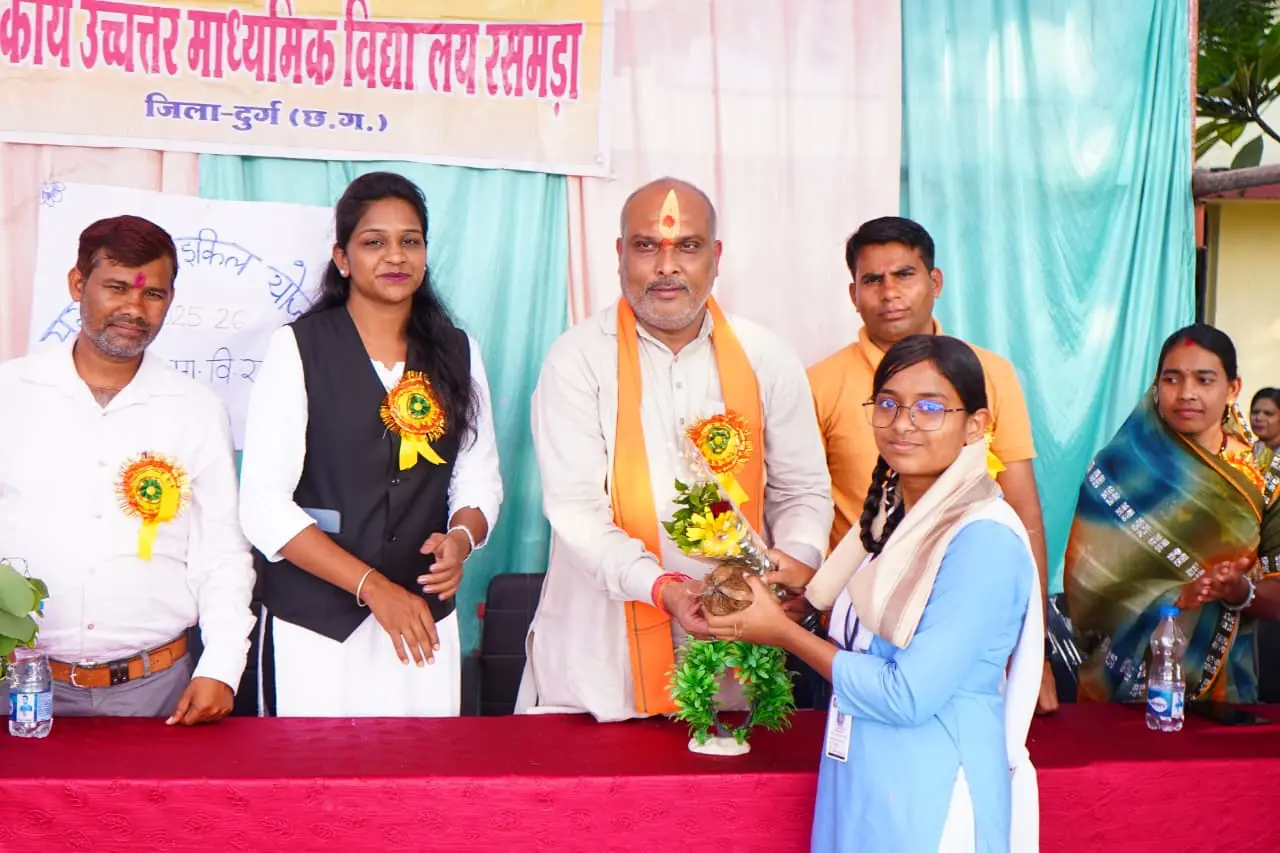 दुर्ग ग्रामीण विधायक ललित चंद्राकर ने निःशुल्क सरस्वती साइकिल योजना के तहत रसमडा स्कूल के छात्राओं को साइकिल वितरण किया