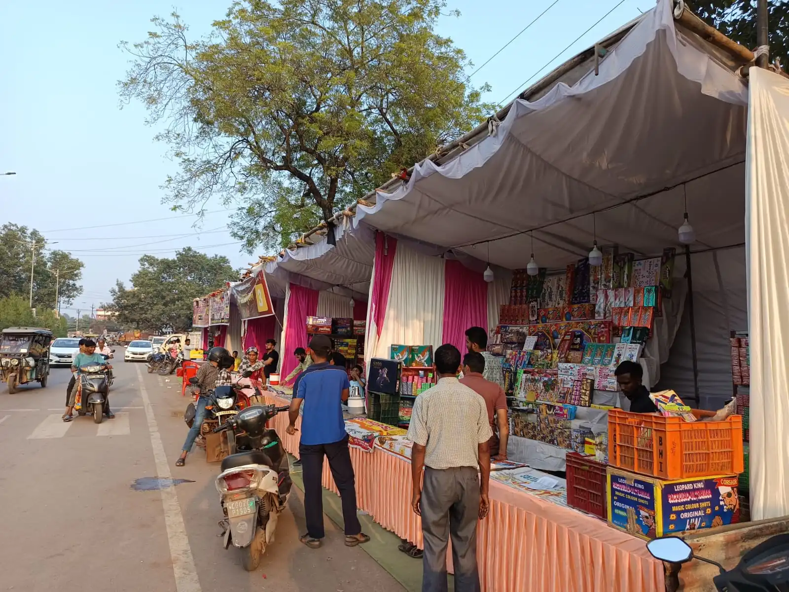 स्वार्थ के लिए गंजपारा के लोगों की जिंदगी से खिलवाड़, पुरानी गंजमंडी के सामने सड़क किनारे कुछ विशेष लोगों को निगम ने दी पटाखा दुकान लगाने की अनुमति, पूरे शहर में सांसद और महापौर की हो रही किरकिरी