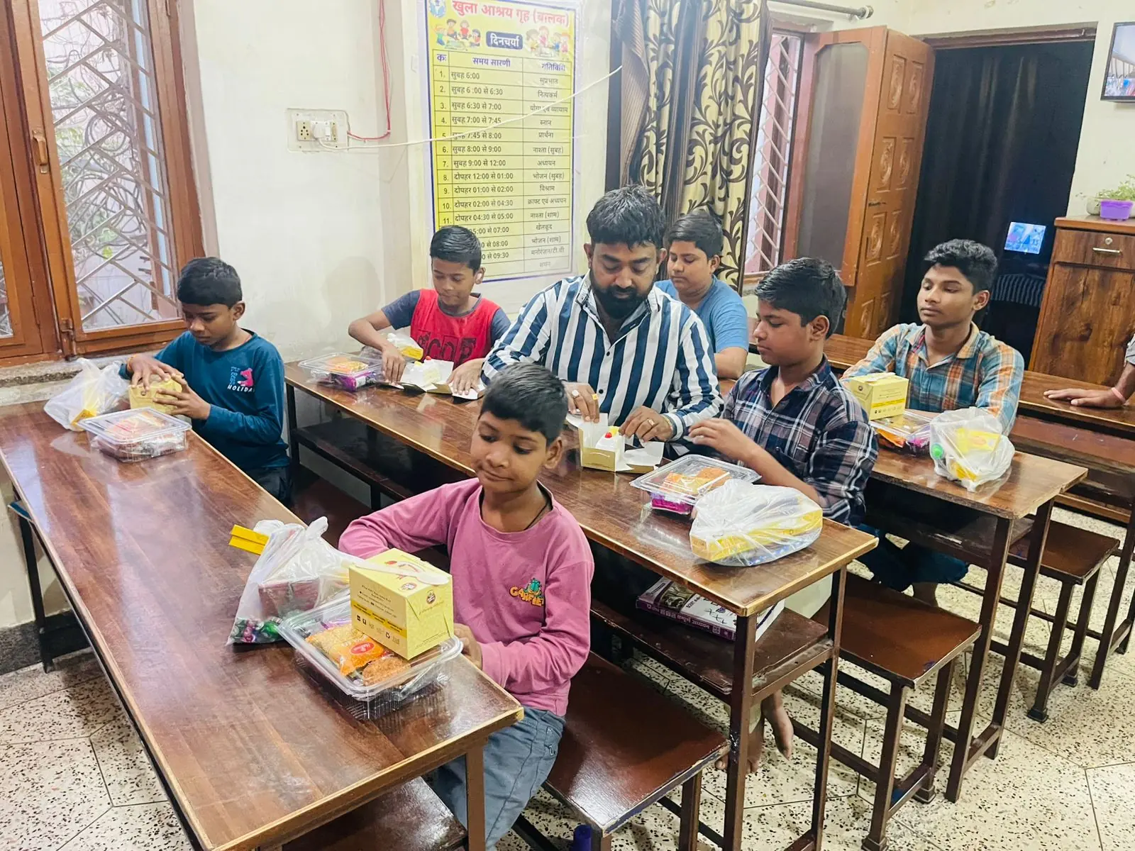 युवाओ ने खुले आश्रय गृह के बच्चों के साथ मनाई दीपावली, चेहरों पर खिली मुस्कान