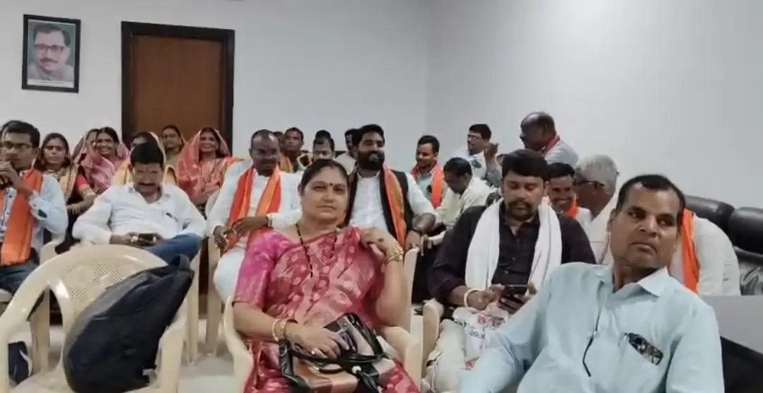 मंत्री गजेंद्र यादव ने सुनी कार्यकर्ताओं की समस्याएं