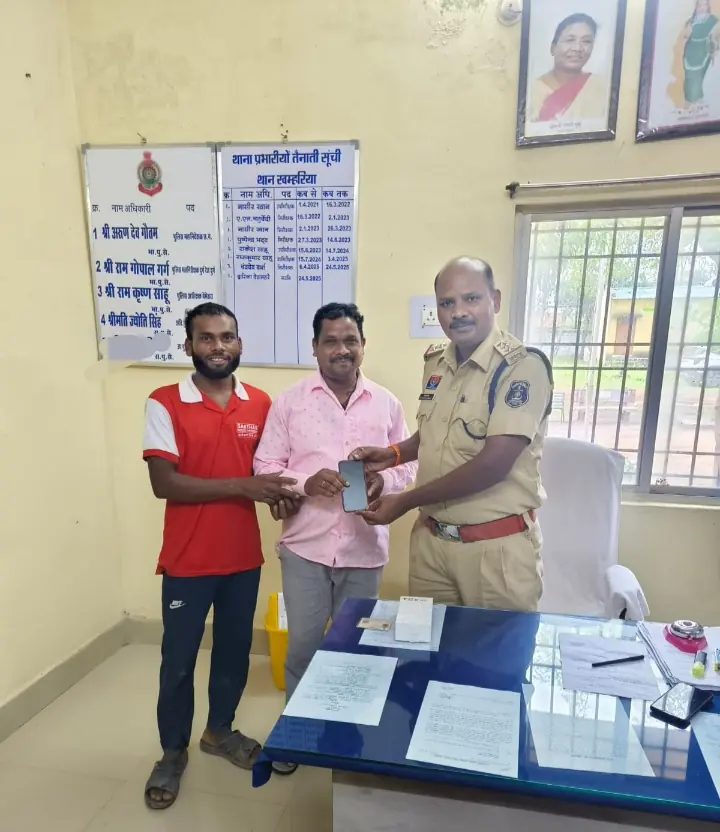 वरिष्ठ अधिकारियों के निर्देशन पर थाना प्रभारी खम्हरिया द्वारा सीइआईआर पोर्टल के माध्यम से अभियान चलाकर बरामद मोबाईल को उनके मालिको को किया गया सुपुर्द