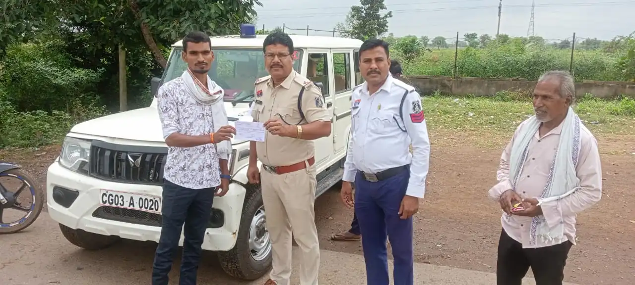 यातायात बेमेतरा पुलिस द्वारा सड़क दुर्घटना मे कमी लाने हेतु आम नागरिकों को यातायात नियमों के प्रति किया जा रहा जागरूक