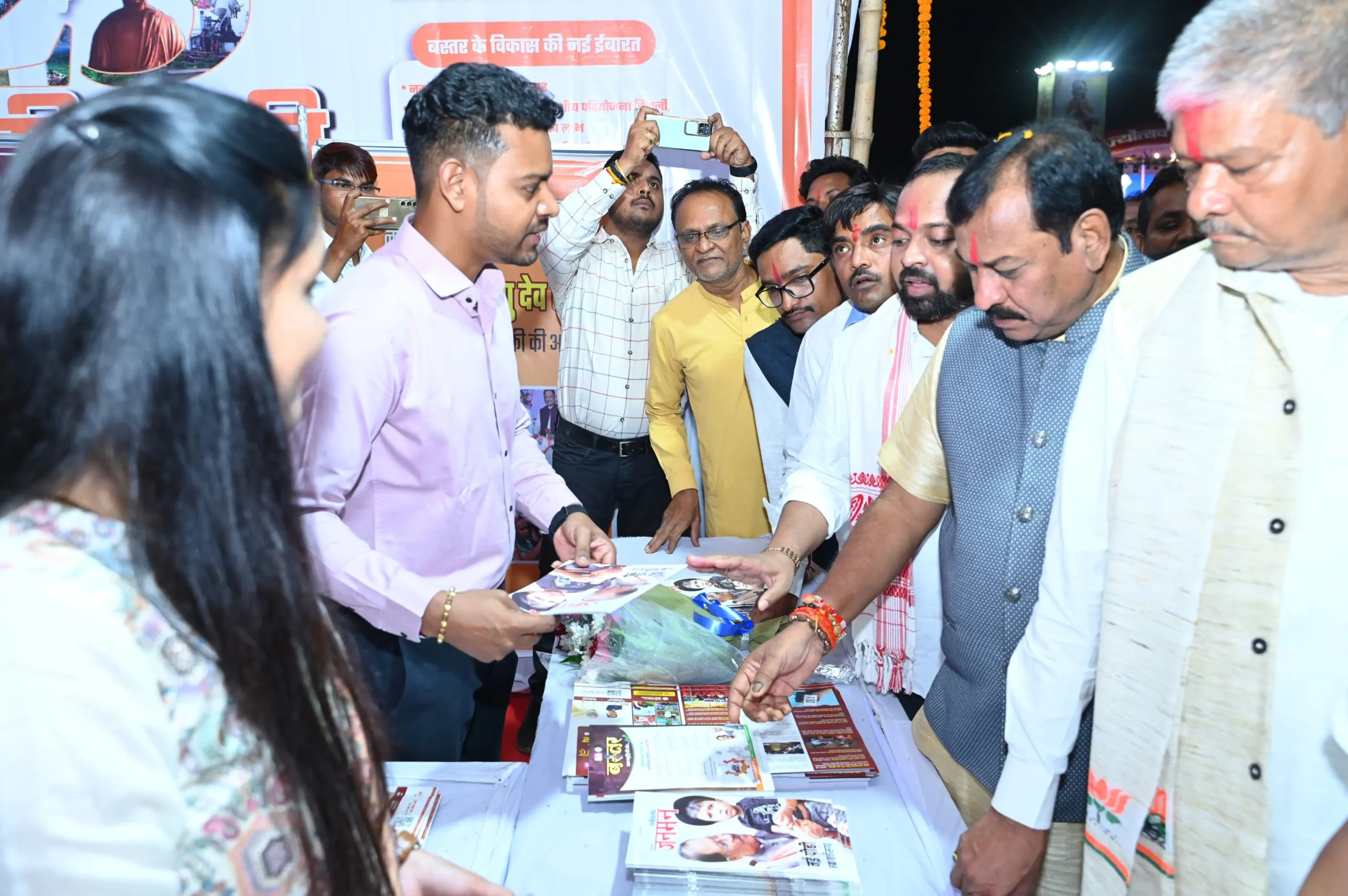 बेमेतरा कलेक्टर के खिलाफ जनप्रतिनिधियों ने की सांसद और विधायक की मौजूदगी में नारेबाजी, राज्योत्सव कार्यक्रम में अफसरों की पत्नियों के लिए कुर्सी से उठाए जाने का मामला