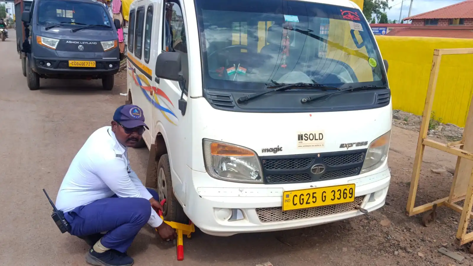 सड़क दुर्घटना मे कमी लाने हेतु आम नागरिकों को यातायात नियमों के प्रति किया जा रहा जागरूक, 42 प्रकरण में 15,000 का जुर्माना वसूला