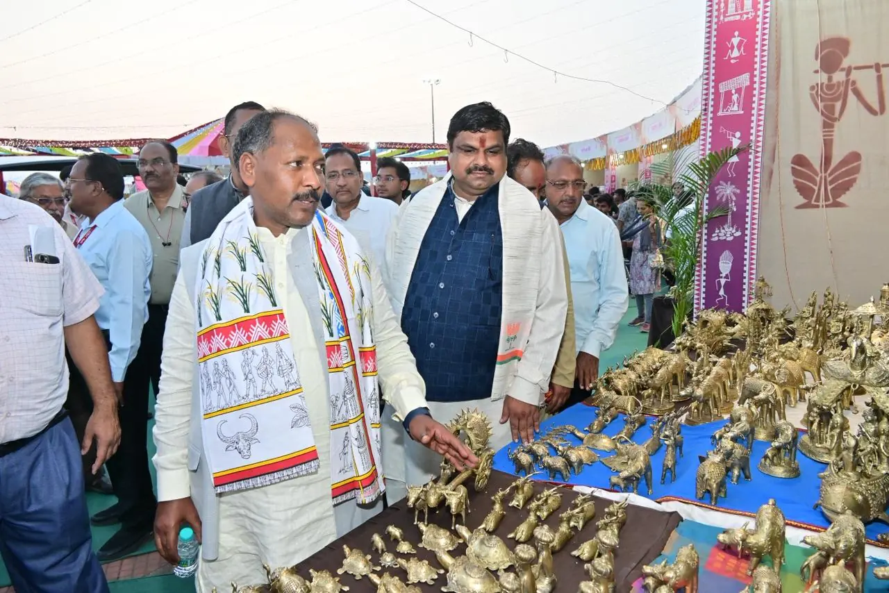 राज्योत्सव पहुँचे शिक्षा मंत्री, स्वदेशी उत्पादों को बढ़ावा देने कारीगरों का उत्साहवर्धन किया