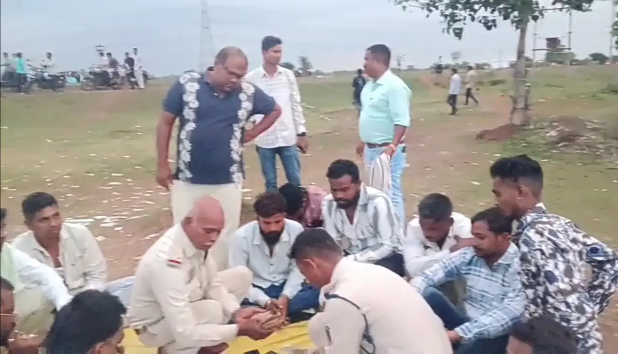 कंडरका थाना बेरला में जुआ एक्ट के तहत 14 जुआरियों से 1,09,060, 8 मोटर साइकिल, 2 कार जब्त 