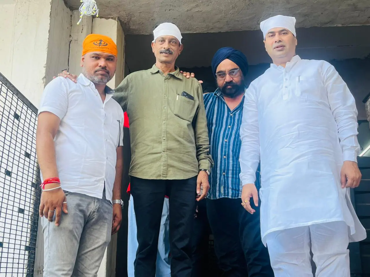 गुरुनानक देव जी के प्रकाश पर्व पर दर्शन के लिए गुरुद्वारा में उमड़े श्रद्धालू