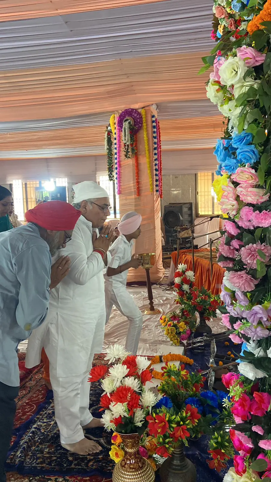 गुरु पर्व पर अरुण वोरा ने गुरुद्वारे में मत्था टेक कर की सेवा, मानवता व समानता के संदेश को बताया कालातीत