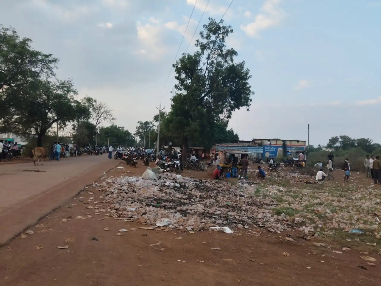 साजा में रोड के दोनों साइड गाड़ियों की लगी कतार, कचरे का लगा अंबार, लोगों का गंदगी से बुरा हाल, शासन का नहीं ध्यान
