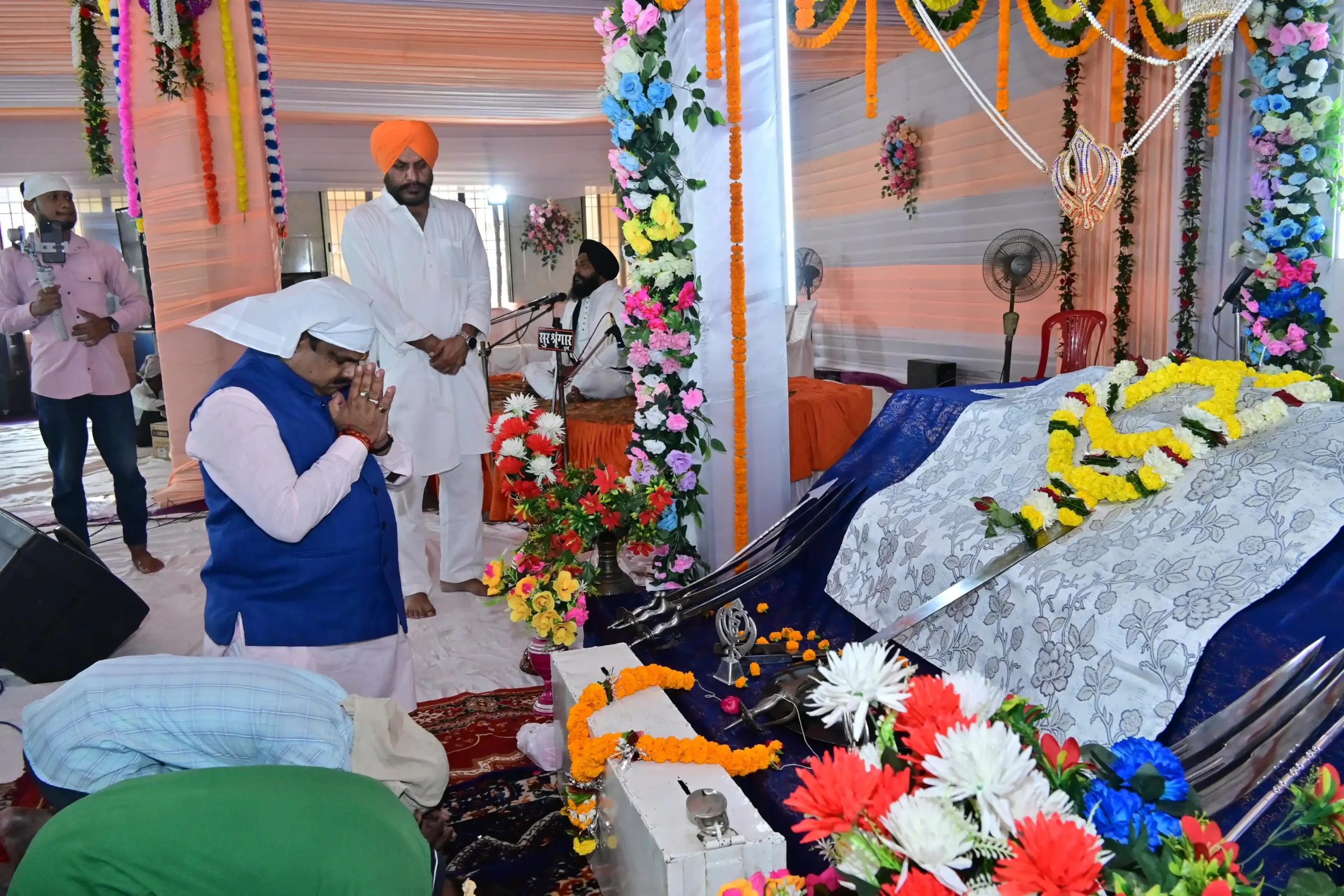 गुरुनानक जयंती पर गुरुद्वारा पहुँचे मंत्री गजेन्द्र यादव, मत्था टेककर प्रदेश की सुख-समृद्धि की कामना की