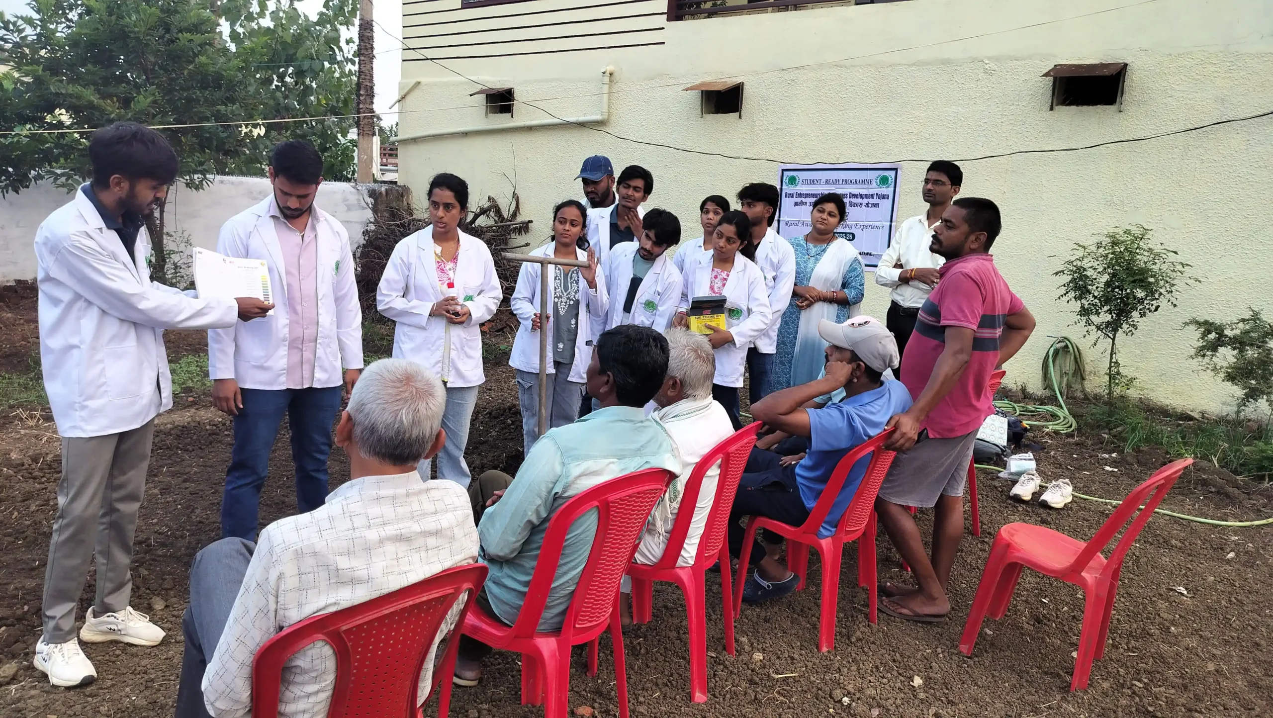 छत्तीसगढ़ कृषि महा विद्यालय धनोरा के स्टूडेंट्स ने जाना टमाटर, गोभी की नर्सरी लगाना