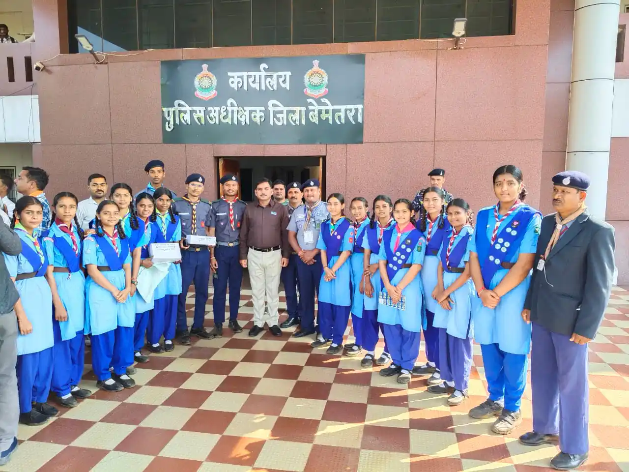 स्काउट गाइड के बच्चों एवं शिक्षकों ने एसएसपी बेमेतरा रामकृष्ण साहू  से सौजन्य भेंट की एवं उन्हें स्काउट गाइड का फ्लैग लगाया