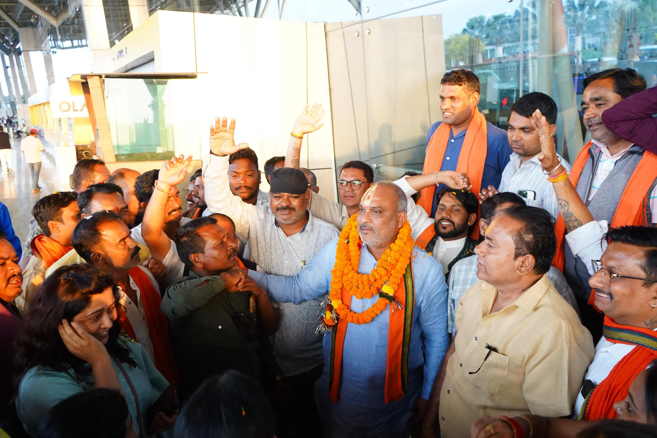 दुर्ग ग्रामीण विधायक ललित चंद्राकर के दुर्ग आगमन पर भाजपा कार्यकर्ताओं ने रायपुर एयरपोर्ट पर भव्य स्वागत अभिनंदन किया