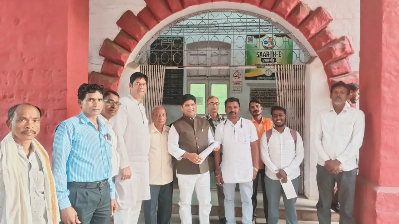 खरसिया-नया रायपुर-परमलकसा रेल परियोजना: भूमि अधिग्रहण में मनमानी के विरोध में किसानों ने कलेक्टर को सौंपा ज्ञापन, अवैध सर्वे पर FIR की मांग