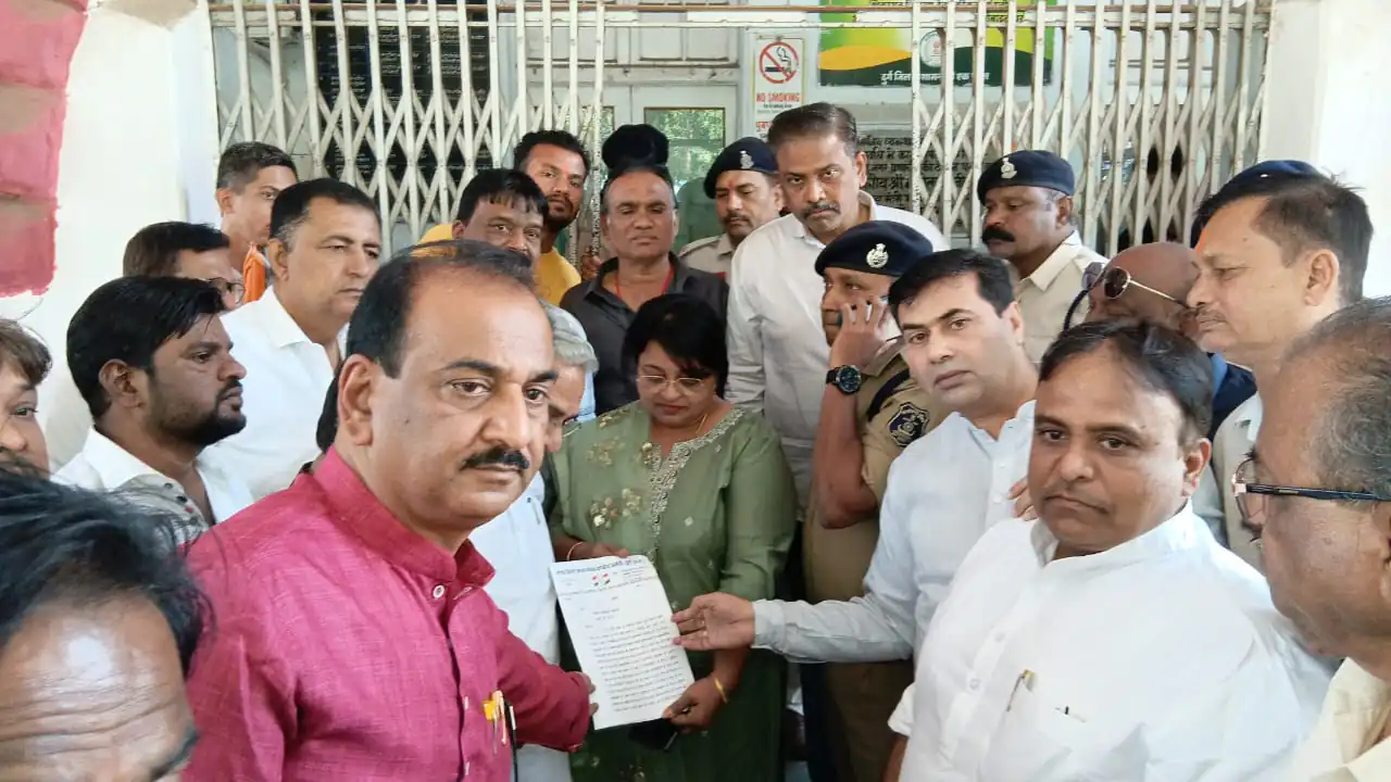 शहर में बढ़ रहे अपराध और नशाखोरी के खिलाफ मध्य ब्लॉक कांग्रेस कमेटी ने कलेक्टर व एस पी को ज्ञापन दिया