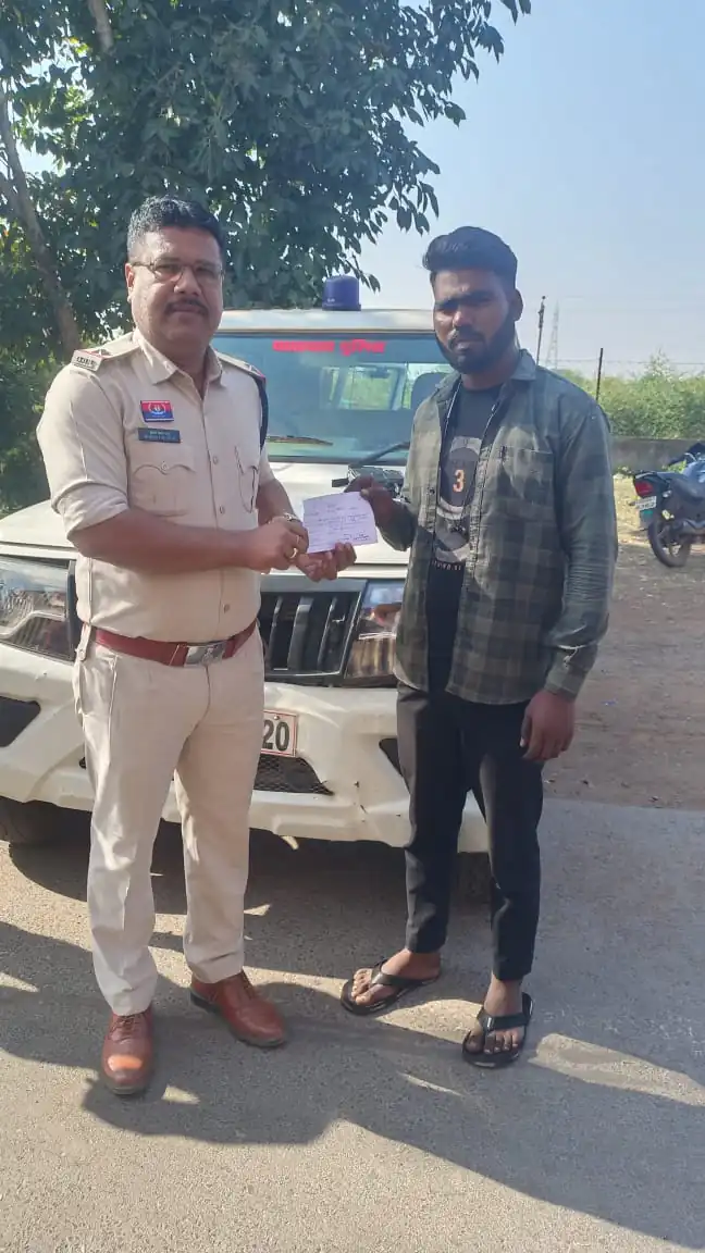 बेमेतरा पुलिस ने सड़क दुर्घटना मे कमी लाने आम नागरिकों को यातायात नियमों के प्रति किया जागरूक, 24 प्रकरण में 7,900 रुपए का वसूला जुर्माना