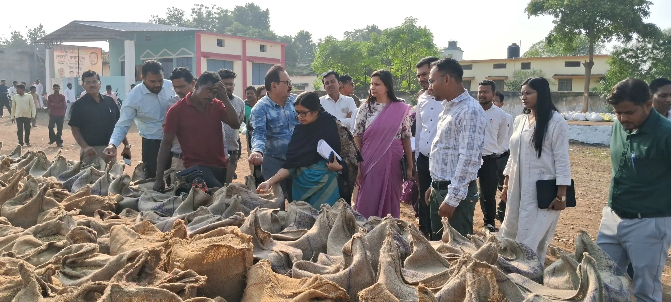 कृषि उत्पादन आयुक्त एवं सचिव सहला निगार के किया धान खरीदी केंद्रों का निरीक्षण