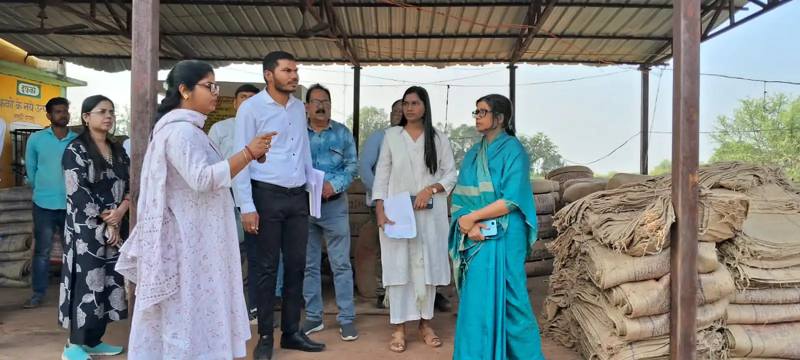 धान खरीदी में लापरवाही, सेवा सहकारी समिति मर्यादित कठिया के डेटा एंट्री ऑपरेटर जगन्नाथ बंजारे सेवामुक्त