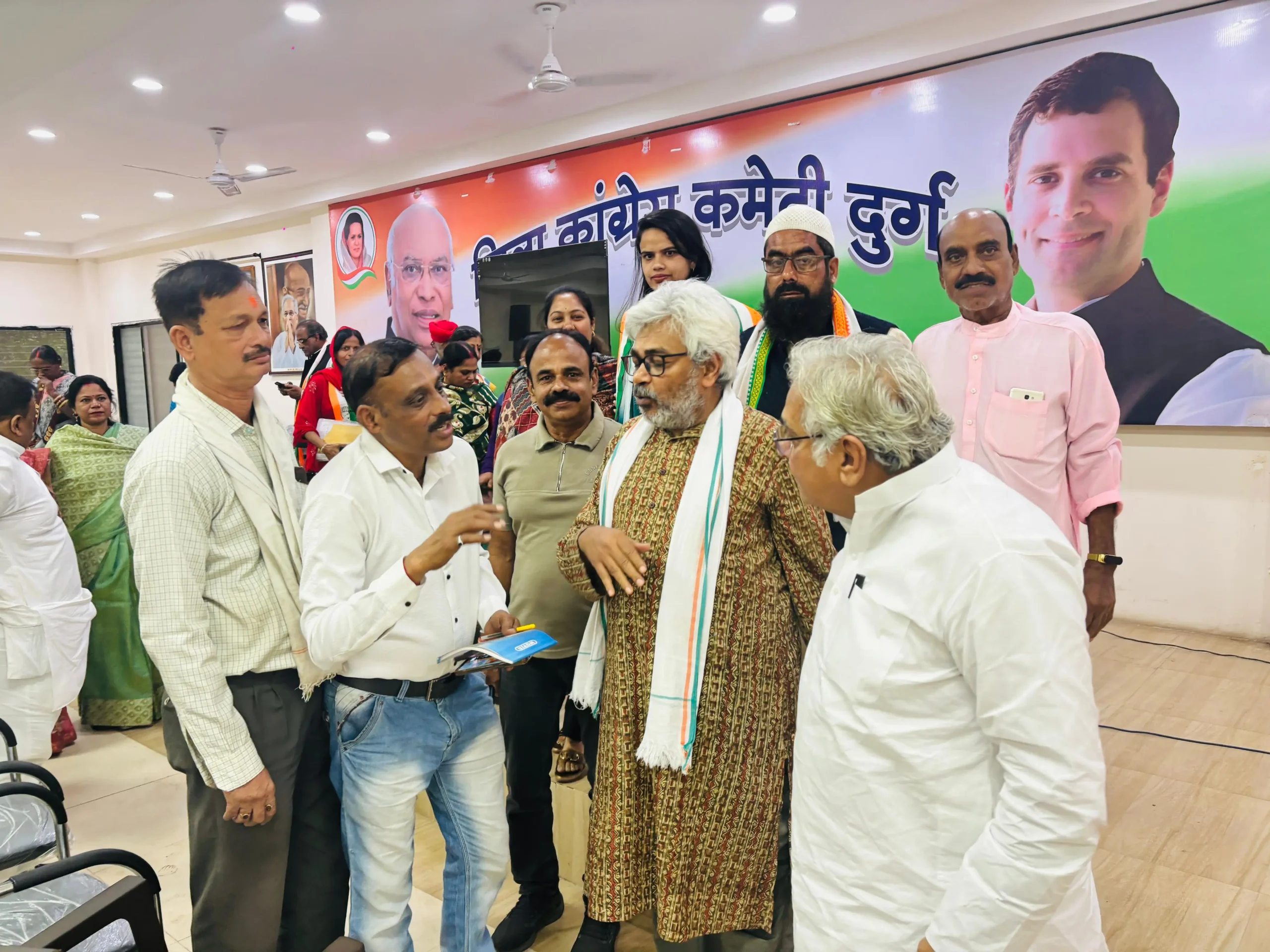 दुर्ग कांग्रेस में हुआ SIR का विशेष प्रशिक्षण, विनोद वर्मा ने प्रशिक्षित किया; वोरा सहित अनेक कांग्रेसजन रहे उपस्थित