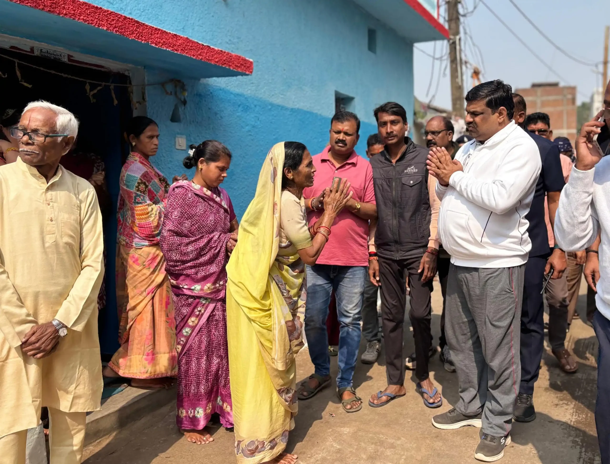 केबिनेट मंत्री गजेन्द्र यादव पहुँचे पीड़ित परिवारों के बीच, प्रसव के दौरान मौत की घटना पर जताये संवेदना