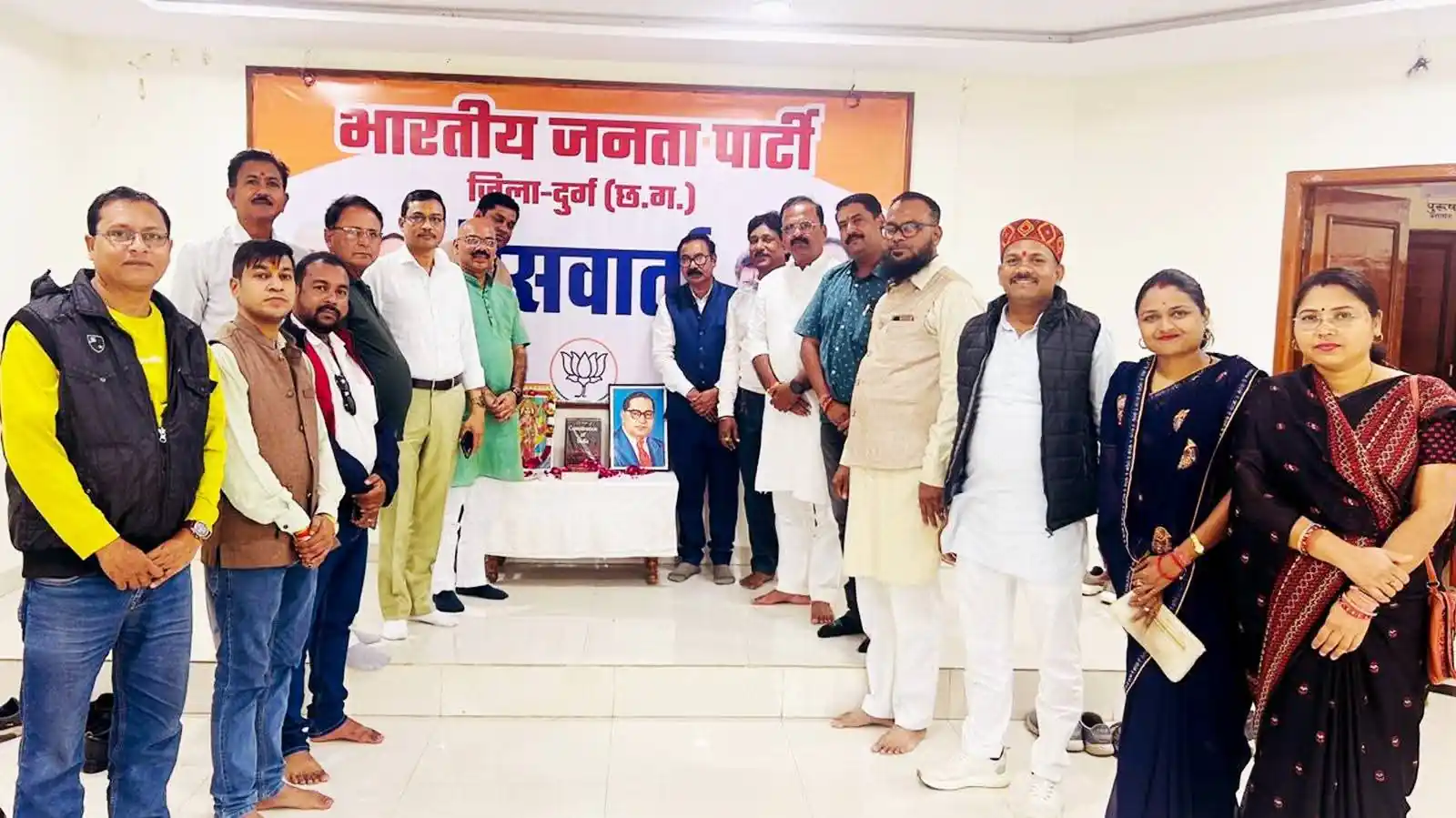 भाजपा जनों ने संविधान दिवस मनाया, संविधान दिवस के अवसर पर भाजपा जनों ने भारत माता, संविधान निर्माता बाबा साहब अंबेडकर एवं संविधान को किया नमन