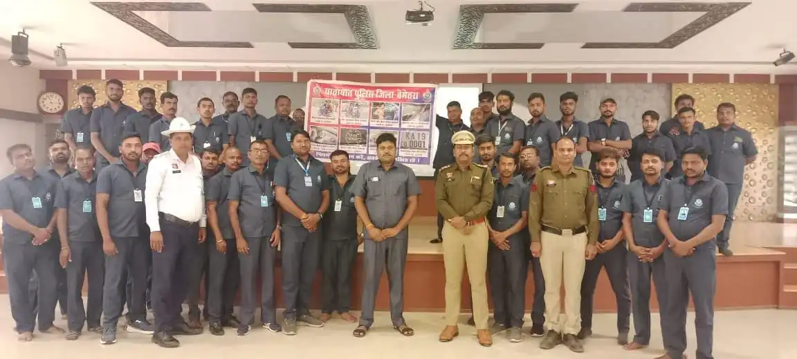 यातायात प्रभारी प्रवीण खलखो ने एकेडमिक वर्ल्ड स्कूल बेमेतरा के बस चालको और परिचालकों के साथ की बैठक