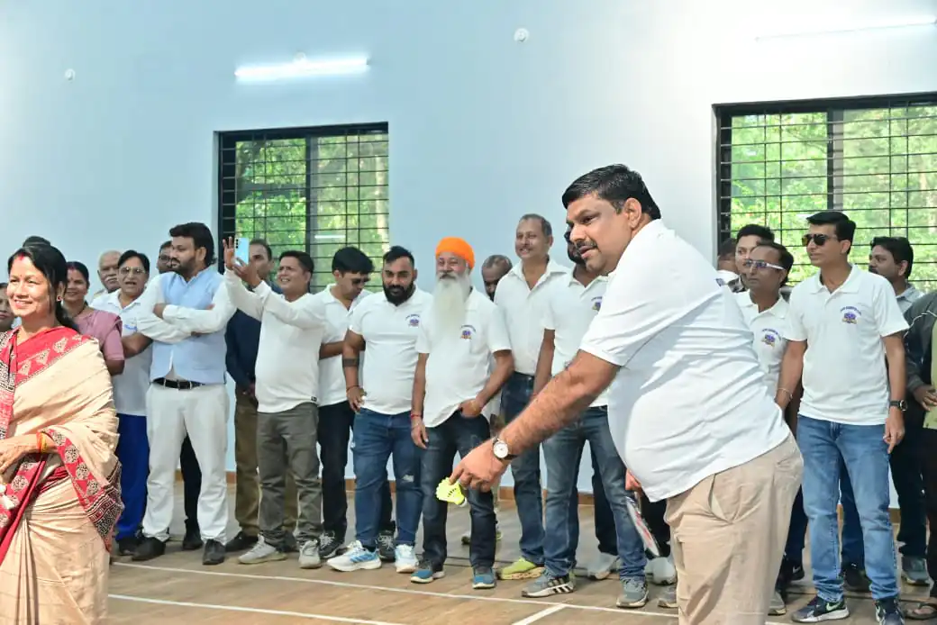 अत्याधुनिक इंडोर बैडमिंटन कोर्ट का किया शिक्षा मंत्री गजेंद्र यादव ने लोकार्पण