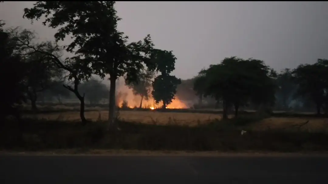 बेमेतरा जिले के खेतों में जल रही पराली, कलेक्टर ने जारी की एडवाइजरी