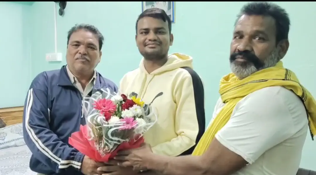 संदीप बघेल को डीएसपी बनने पर गांव के लोगों ने दी हार्दिक शुभकामनाएं