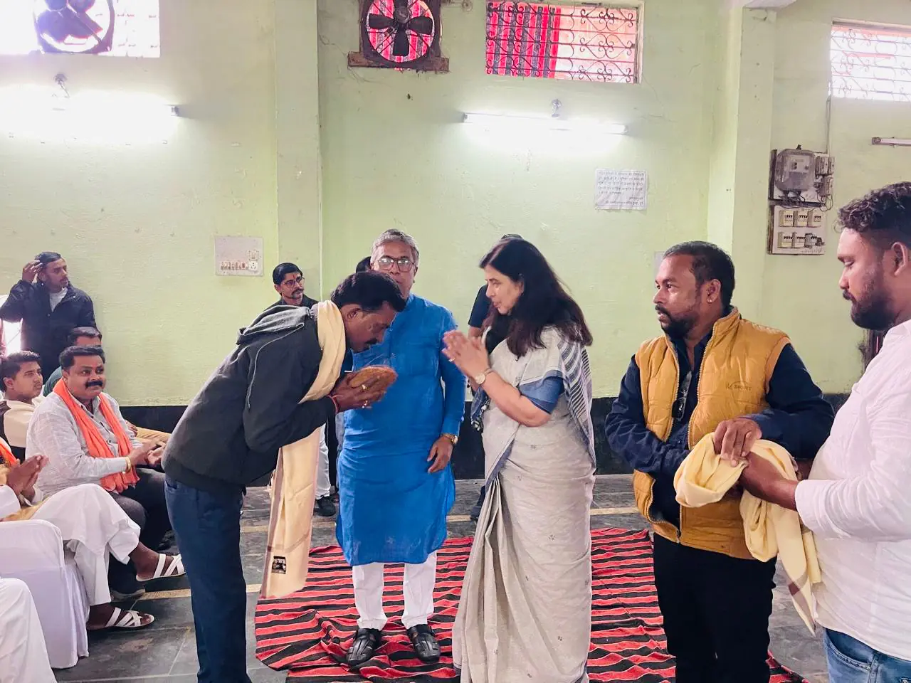 मन की बात का सामूहिक श्रवण कर कार्यकर्तवों का साल श्री फल से सम्मान किया गया