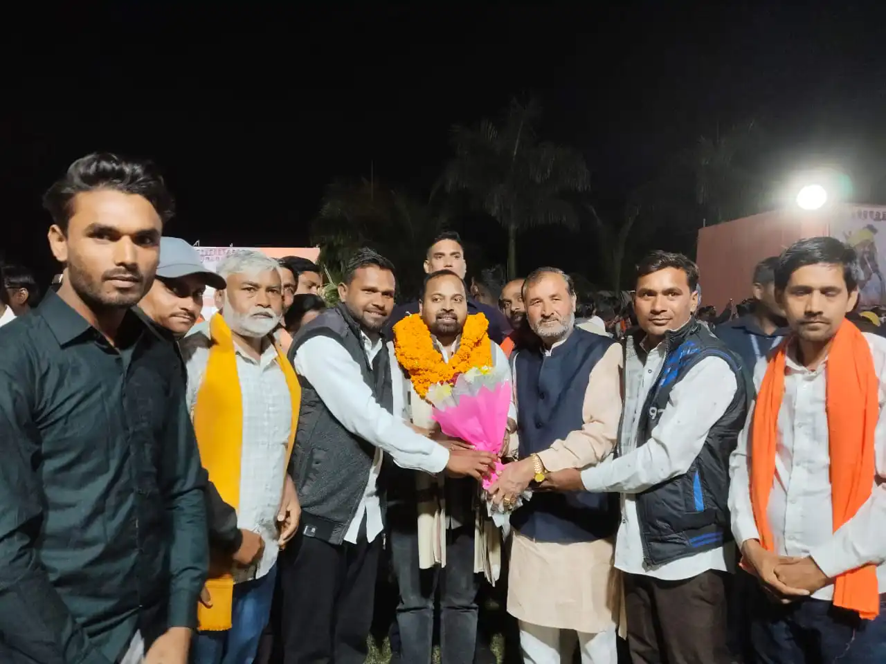 एक शाम कार्यकर्ताओं के नाम में किया गया सम्मान