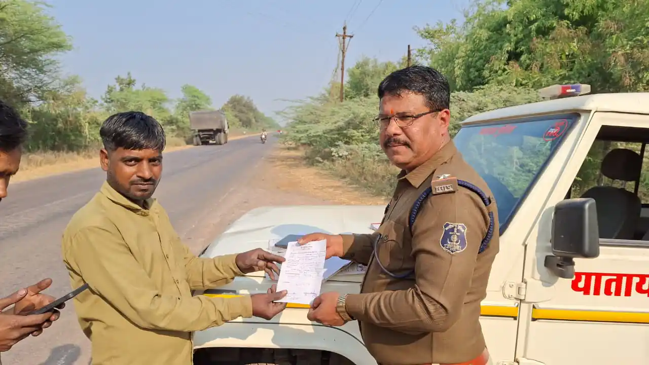 बेमेतरा पुलिस द्वारा सड़क दुर्घटना मे कमी लाने हेतु आम नागरिकों को यातायात नियमों के प्रति किया जा रहा जागरूक