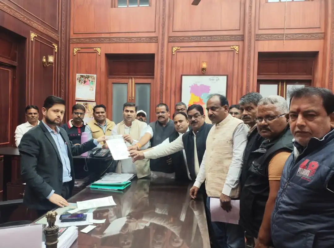 विद्यालय का समय परिवर्तन एवं मतदाता सूची सुधार के लिए कलेक्टर को जिला कांग्रेस कमेटी ने ज्ञापन सौंपा