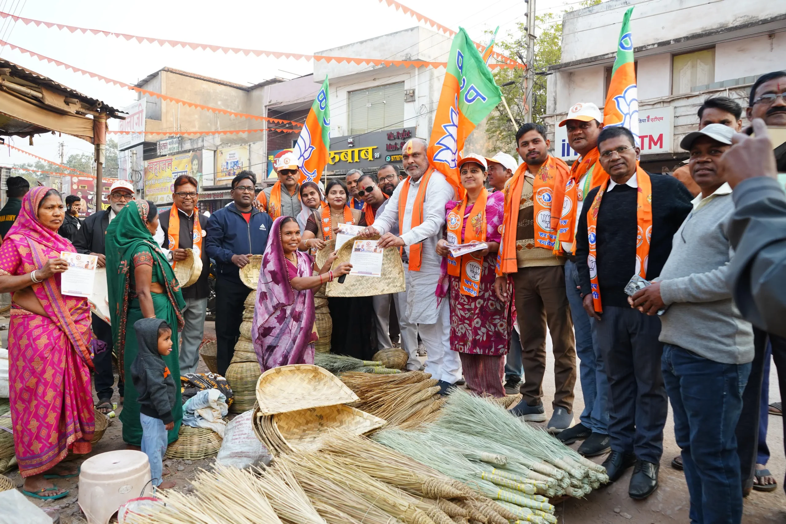 आत्मनिर्भर भारत पद यात्रा एवं घर- घर सम्पर्क अभियान कार्यक्रम में शामिल हुए दुर्ग ग्रामीण विधायक ललित चंद्राकर व भाजपा जिला अध्यक्ष सुरेन्द्र कौशिक