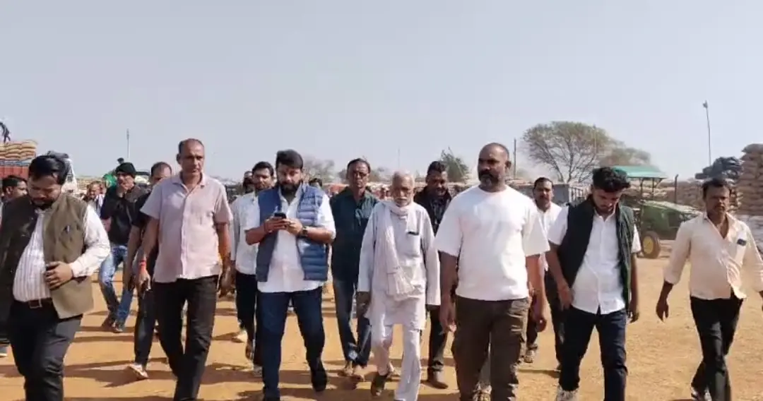 सरकार किसानों का धान खरीदना नहीं चाह रही : आशीष छाबड़ा